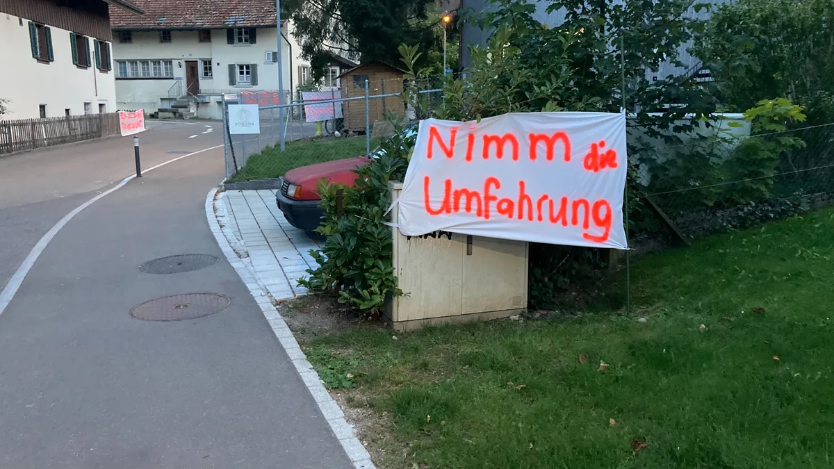 Seit Monaten leiden die Anwohnerinnen und Anwohner der Eggstrasse unter dem Schleichverkehr. Selbstgebastelte Transparente protestieren gegen den Schleichverkehr an der Eggstrasse in Maur.